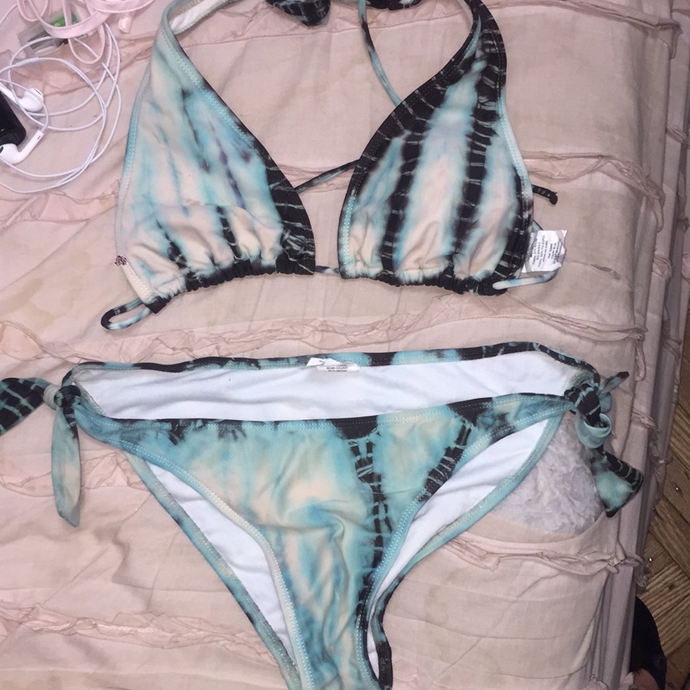 Tye dye bikini -.used- if u but 2 bikinis it’s $20- cruise ,